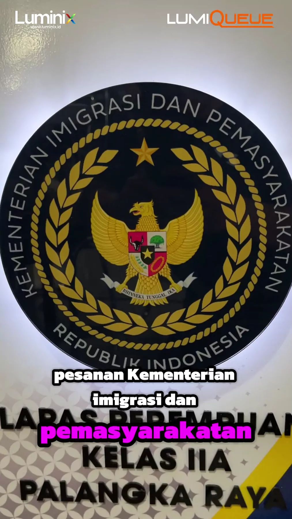 Mesin antrian digital LumiQueue di loket pelayanan instansi