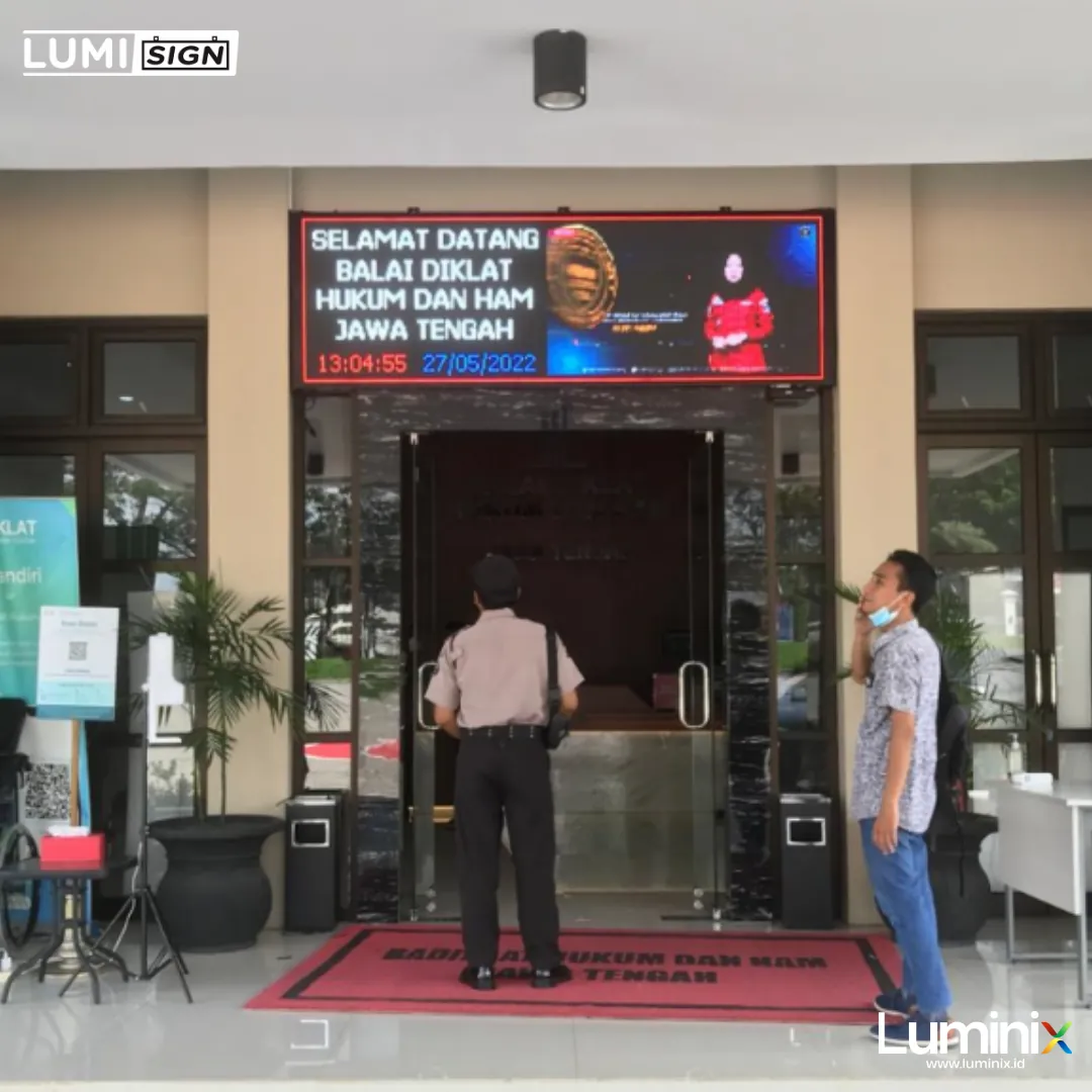 Huruf timbul di depan ruko